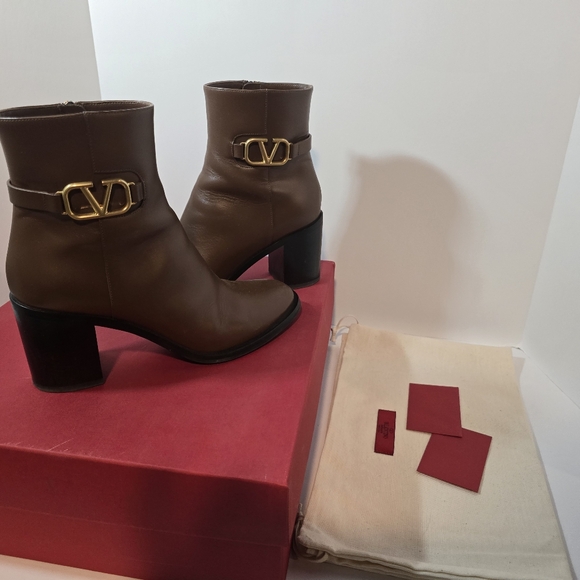 Valentino V Logo Boots - Picture 4 of 16